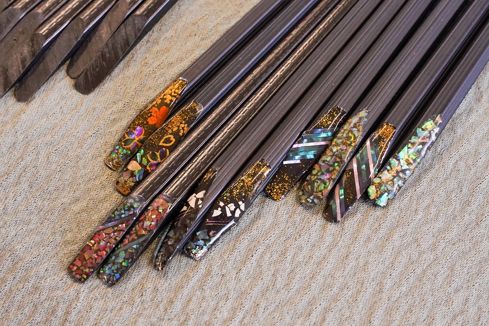 伝統工芸”川辺仏壇”の職人とつくる螺鈿アクセサリー・箸制作